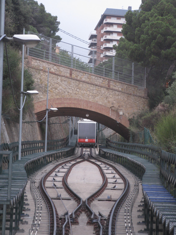 Výhybna lanovky jezdící mezi ètvrtí Vallvidrera a vlakovou stanicí linek pod kopcem. I v horní stanici lanovky se na dispeji dozvíte, za jak dlouho vám jede návazný vlak dole. Lanovku i návazné vlaky provozuje spoleènost FGC (Katalánské regionální dráhy).