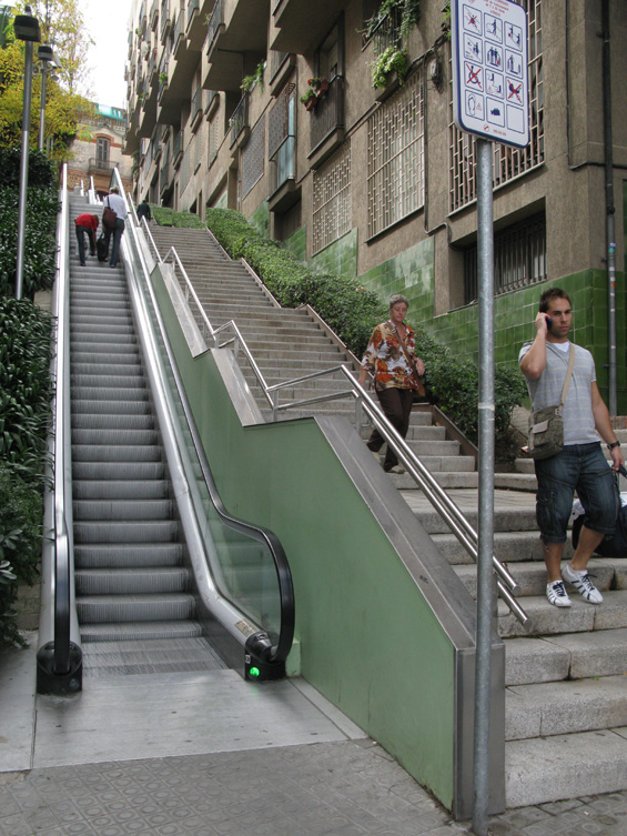Dùležitým dopravním prostøedkem v kopcovitých ètvrtích severnì od centra jsou eskalátory. Nejvíce jich potkáte, svezete-li se autobusovou linkou 92.