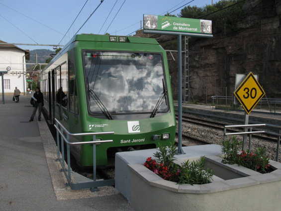 Pøestupní stanice Monistrol de Montserrat, kde navazuje zubaèka na vlaky R5 od Barcelony.