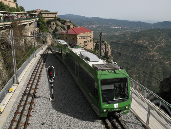 Vlak ozubnicové železnice pøijíždí do koneèné stanice pod klášterem Montserrat. Základní interval je 60 minut.