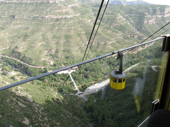 Pohled z kabinové lanovky do údolní stanice Montserrat-Aeri. Tato lanovka doplòuje zubaèku již od roku 1930.