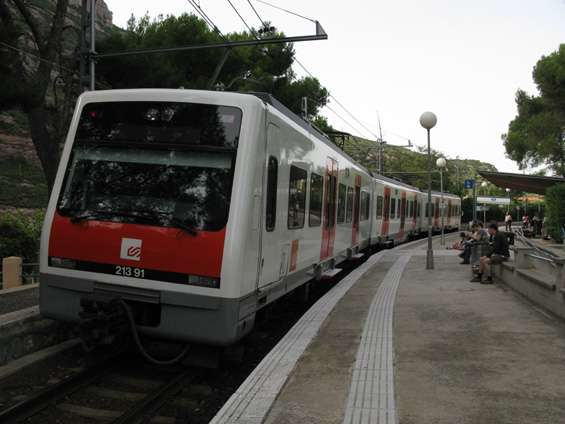 Vlaky linky R5 jezdí údolím øeky Llobregat až do centra Barcelony každou hodinu, ve špièkách èastìji. Jízda od lanovky z Montserratu trvá do Barcelony necelou hodinu.
