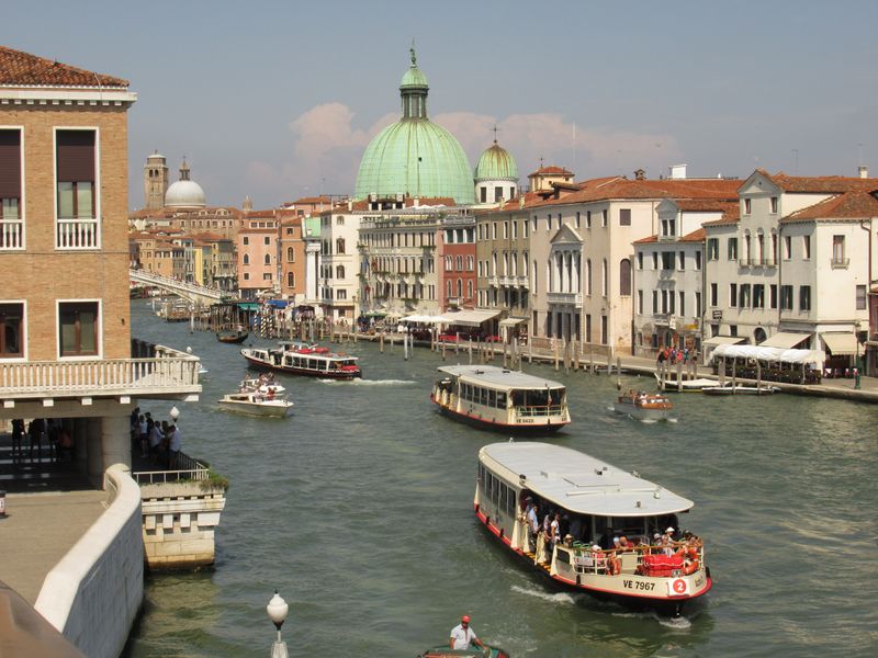 Rušný provoz ve Velkém kanálu, který vede skrz historický ostrov Benátky. Tudy také projíždìjí místní páteøní linky 1 a 2 s nejvìtšími lodìmi. Velká èást linek však objíždí Benátky po jejich obvodu a spojuje je s okolními ostrovy.