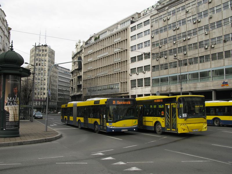 Vedle tramvají a trolejbusù zajiš�ují MHD také autobusy, vìtšinou ve žluté barvì mìstského dopravního podniku GSP. Mìstských linek tu napoèítáte pøes 150. Naposledy dodal nové autobusy do Bìlehradu ve velké sérii èítající pøes 100 kusù v roce 2013 polský Solaris, a to s kloubovým modelem Urbino 18.