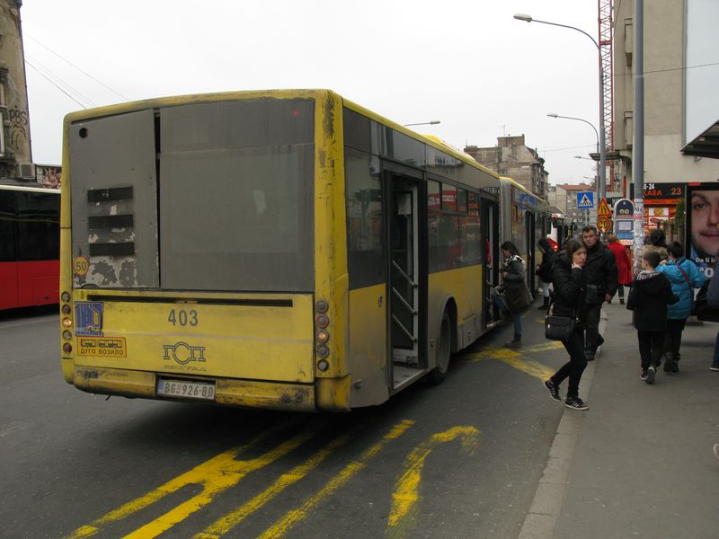 I takto zanedbanì mùže vypadat autobus z roku 2008. Kloubový nízkopodlažní Ikarbus IK-218N pochází od místního výrobce, který se do poèátku 90. let jmenoval stejnì jako legendární maïarský producent autobusù.