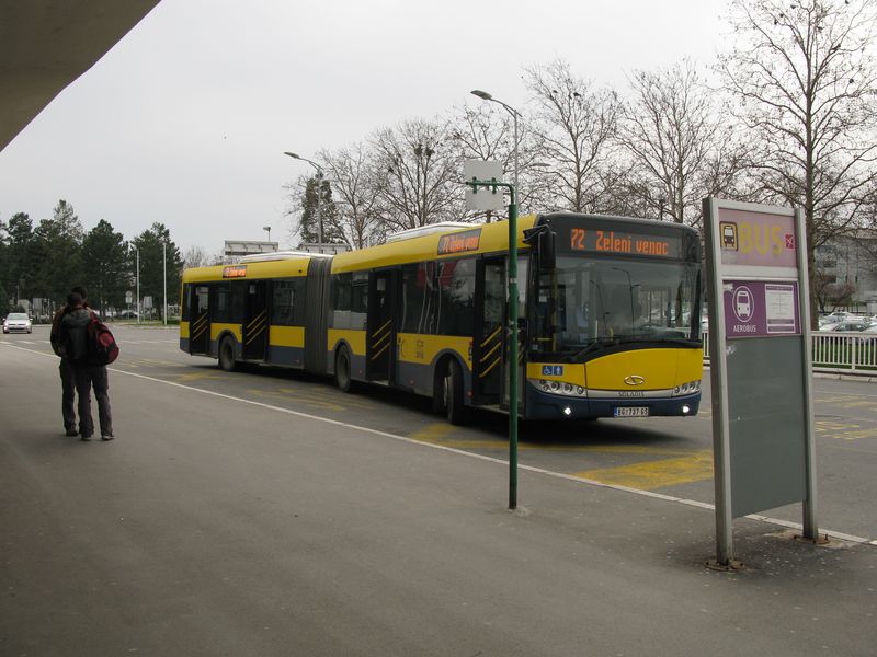 Dopravu na mezinárodní letištì Nikoly Tesly zajiš�ují také autobusy, a to linkou 72 provozovanou v kloubových vozech, která zároveò spolu s mnoha dalšími autobusovými linkami zajiš�uje obsluhu Nového Bìlehradu.