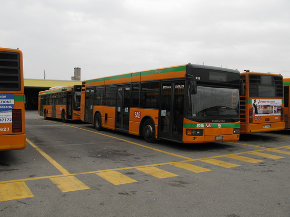 Pøímìstská autobusová doprava v okolí Milána v typickém oranžovém nátìru se zeleným pruhem a s typickými vozidly Iveco. Novìjší pøímìstské autobusy již mají modrý nátìr.