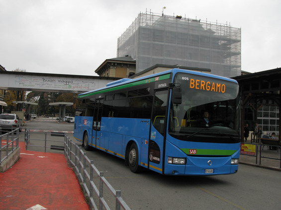 Pøímìstské a dálkové autobusy mají modrou barvu. Oblíbenou znaèkou je Crossway, zejména pro školní spoje.