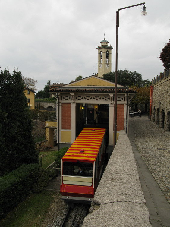 Jediný vùz pozemní lanovky na San Viglio jezdí v intervalu 15 minut. Lanovka byla zprovoznìna v roce 1912, toto vozidlo pochází z roku 1991.
