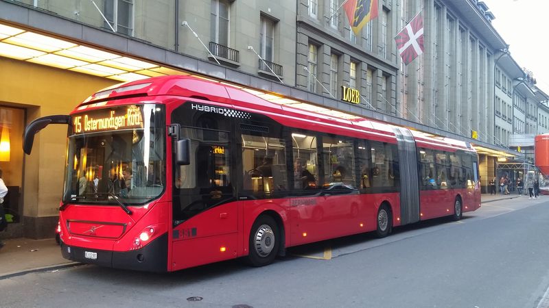 Bern poøídil v roce 2016 celkem 21 kloubových hybridních autobusù Volvo, které nahradily starší naftové vozy z let 2002 a 2003. Bern tak má aktuálnì nejvìtší flotilu hybridních autobusù v celém Švýcarsku.