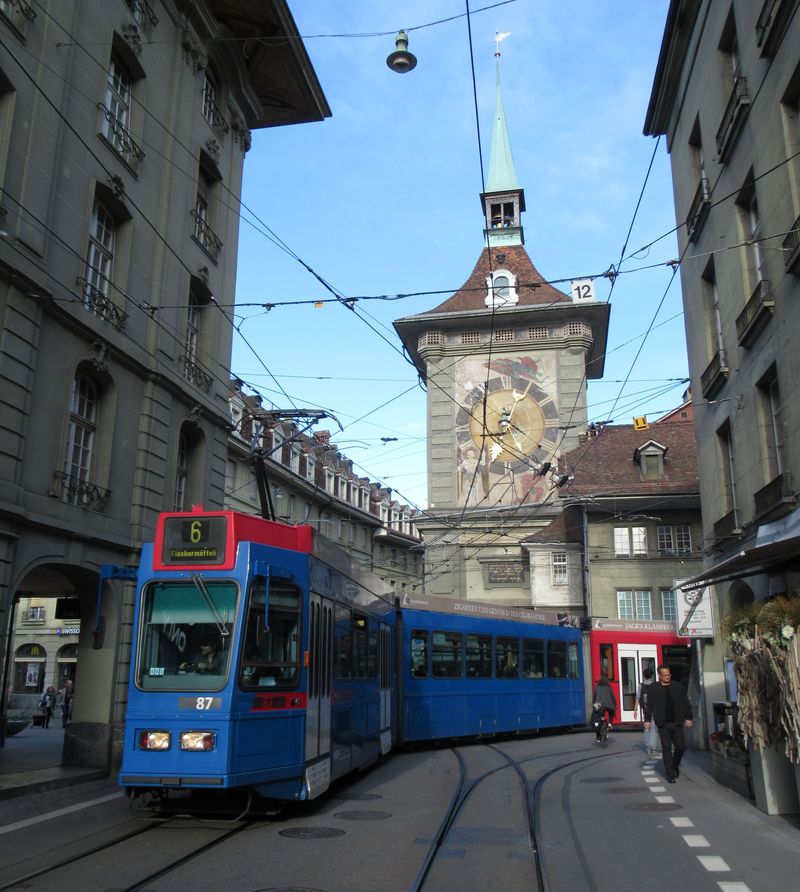 Pøímìstská tramvaj è. 6 se proplétá ulièkami historického centra. Pùvodnì tøíèlánkové vozy podobné tìm v Curychu, byly v roce 2010 doplnìny o ètvrtý nízkopodlažní èlánek. Na rozdíl od mìstských tramvají je provozuje dopravce úzkorozchodného S-Bahnu, firma RBS.