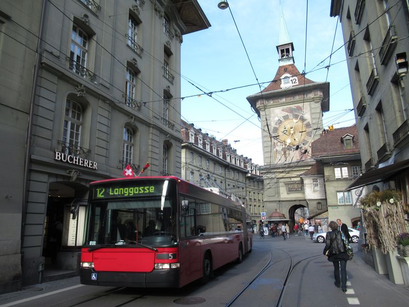 Již dvacetiletý trolejbus švýcarské produkce z roku 1997 na lince 12, která vede spolu s tramvajemi pìší zónou v historickém jádru, kam je vjezd ostatním vozidlùm zapovìzen. Vìtšina linek projíždí také kolem legendárního orloje Zytglogge.