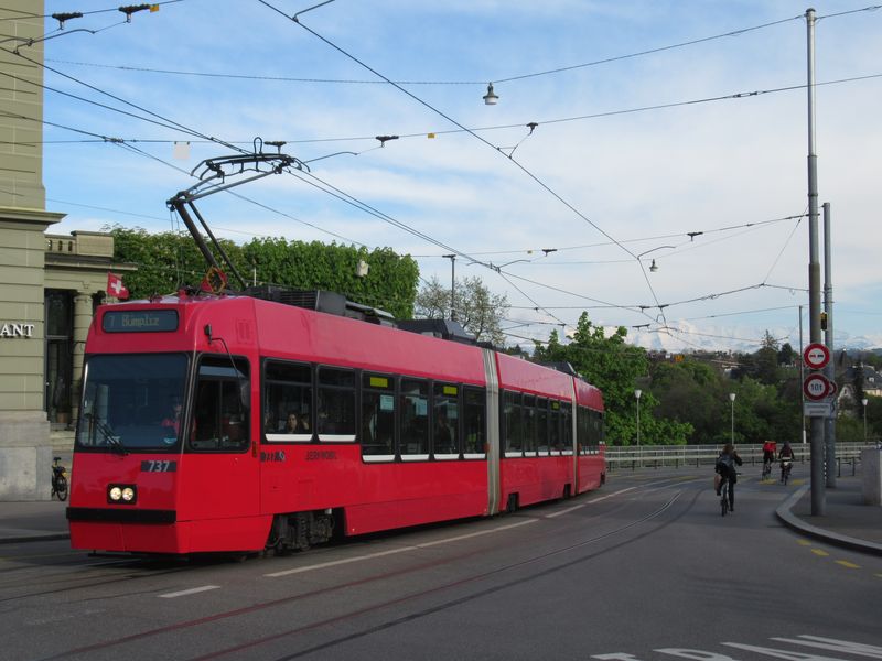 Èásteènì nízkopodlažní tramvaj Vevey / ABB / Düwag, dnes již 28 let stará, ale stále velmi komfortní.