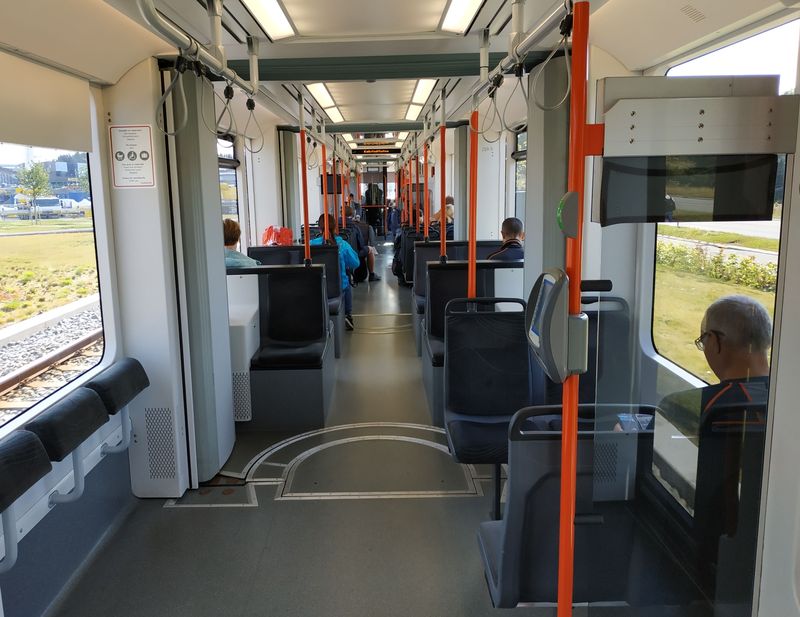 Interiér plnì nízkopodlažní tramvaje Variobahn od Stadleru, kterých tu jezdí 20. Tramvaje jsou obousmìrné, sedmièlánkové a pojmou cca 200 lidí. Hlášení každé zastávky je uvedeno jinou melodií.