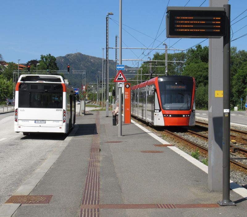 V pùvodní koneèné Nesttun Terminal lze pohodlnì pøestoupit z tramvaje na mìstské autobusy. Znaèka Volvo je nejstarším zástupcem ve vozovém parku standardních i kloubových autobusù.