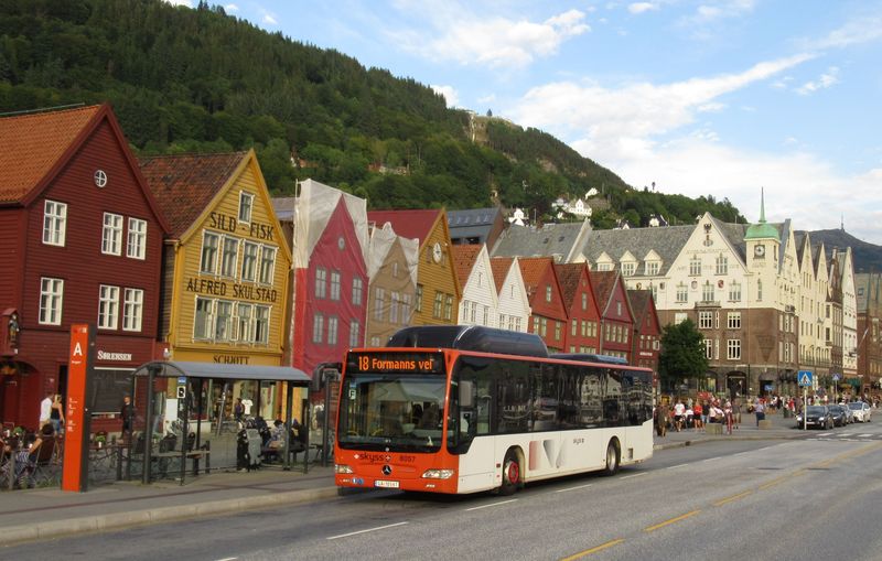 Kolem historických døevìných domù na nábøeží v centru Bergenu projíždí všechny linky smìøující do hustì osídlených pøedmìstí na severu. Hojnì zastoupen je v Bergenu také model Citaro ve standardní i kloubové verzi.