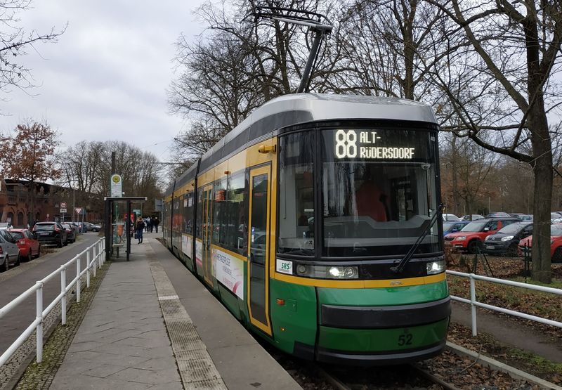 Na nejdelší a nejužiteènìjší ze tøech samostatných tramvajových linek východnì od Berlína se v posledních dvou letech objevily tyto zánovní tramvaje Transtech Artic z finských Helsinek. Zde na západní koneèné u stanice S-Bahnu Friedrichshagen.