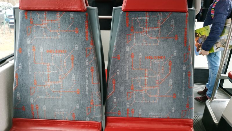 Pùvodní provozovatel „nových“ tramvají na lince 88 je zarytý i v potazích sedadel. Tìchto tramvají jezdí v domovských Helsinkách už 70. Finskou firmu Transtech koupila plzeòská Škoda a tramvaje jsou dnes dodávány pod èeskou znaèkou.