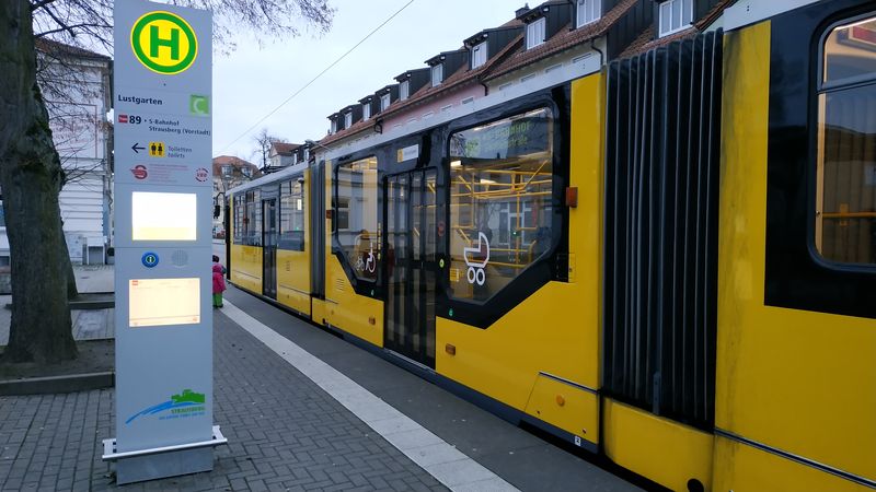 Tramvaj KT8D5 v berlínském nátìru se jen tak nevidí. Modernizací v roce 2014 vzniklo také èásteènì nízkopodlažní vozidlo, které nyní tvoøí provozní zálohu dvìma novým tramvajím Flexity, které byly do Strausbergu dodány v roce 2013.