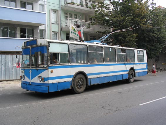 Trolejbus ZIU na jedné ze dvou témìø totožných linek. Stahovací provazy na kladky visí volnì podél karoserie vozu.