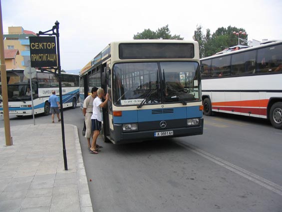 Standardní mnichovský Mercedes na výstavním autobusovém nádraží Sluneèné pobøeží.