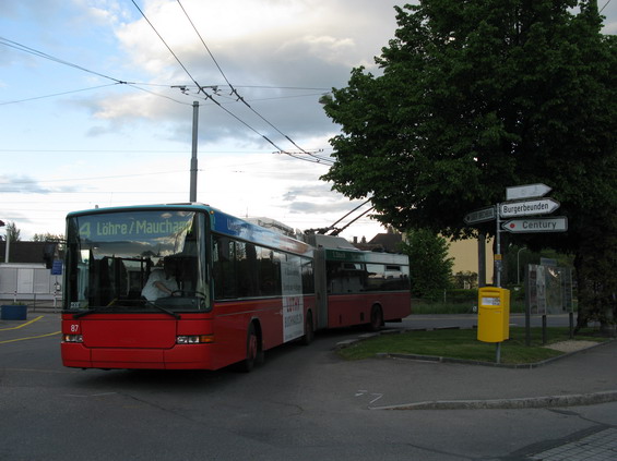 Koneèná trolejbusové linky 4 u nádraží v Nidau - Nidau je samostatné mìsto, které již èasem prorostlo s Bielem. Toto je zástupce starší generace vozù Hess z roku 1997.