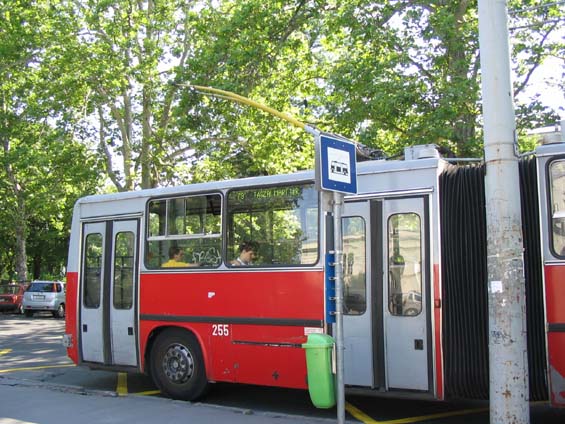 Ikarusy Ganz 280T tvo�� v�t�inu trolejbusov�ho parku v Budape�ti, n�kter� i s digit�ln�mi transparenty.