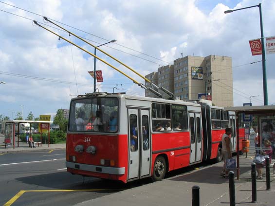 Dal�� z klasick�ch trolejbus� Ikarus, tentokr�t na dvoulince 80-81 z centra na v�chod.