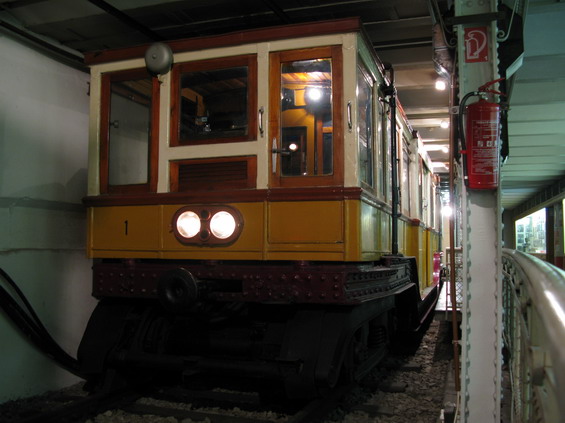Metro m� sv� muzeum - ve stanici De�k Ferenc T�r najdete malou p�ipom�nku nejdel�� historie metra v kontinent�ln� Evrop�. Je zde i jeden z p�vodn�ch voz� prvn� linky.