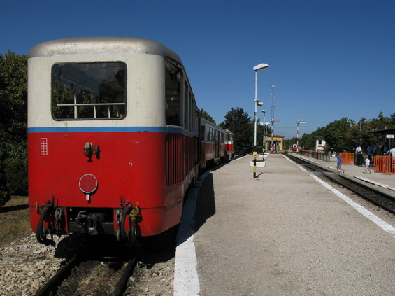 V�kendov� pion�rsk� �zkorozchodn� �eleznice odtud kles� ke stanici tramvaje H�v�sv�lgy. Jezd� zde i historick� soupravy.