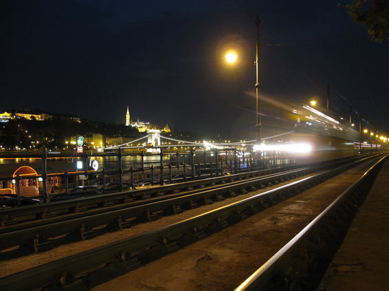 Pob�e�n� tramvajov� linka 2 op�t lemuje v�chodn� b�eh Dunaje po n�kolikalet�m p�eru�en� v d�sledku v�stavby metra M4.