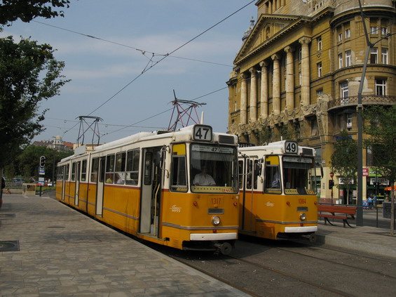 Po n�kolikalet� rekonstrukci mostu Svobody a p�ilehl� trati se na tuto kone�nou (De�k Ferenc t�r) vr�tily linky 47 a 49.