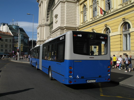 Jedin� exempl�� n�zkopodla�n�ho autobusu Ikarus jezd� na lince 7, na nejsiln�j�� autobusov� trase v Budape�ti. Linka proj�d� tak� staveni�t�m u n�dra�� Keleti.