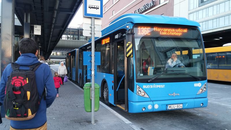 Ojeté kloubové autobusy Van Hool byly jedny z prvních svědků mohutné obnovy přestárlého vozového parku budapešťských autobusů před několika lety. Dnes už se v rámci tendrů na jednotlivé linky obnovuje novými autobusy.