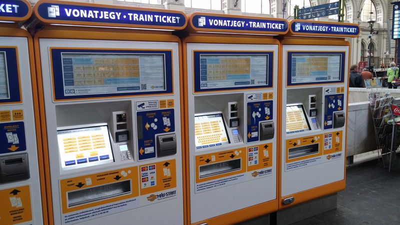 I když není kolejová síť v Budapešti svým uspořádáním příliš nakloněna přepravě mezi jednotlivými zastávkami v rámci města, držitelé síťových jízdenek na MHD mohou používat i tyto vlaky v rámci území Budapešti a v případě přejetí do dalšího pásma je nutné si připlatit. Takto vypadají nové jízdenkové železniční automaty.