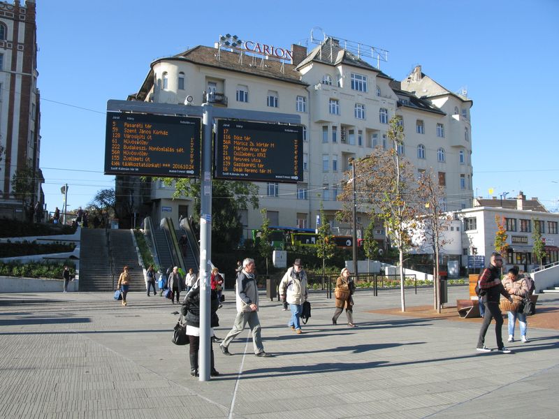 Dokončena byla celková modernizace přestupního uzlu Széll Kálmán tér na lince M2, kudy projíždí také 9 tramvajových a bezpočet autobusových linek včetně příměstských.
