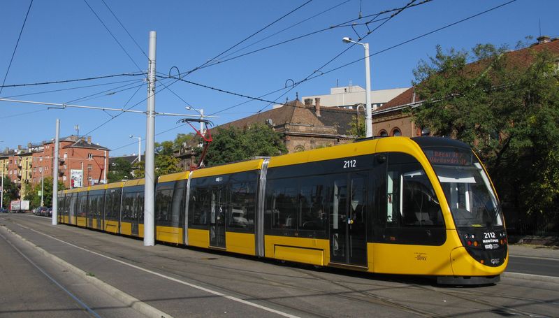 Nové plně klimatizované tramvaje brázdí linky 3, 17 a 19 v kratší verzi (35 kusů) a linku 1 v dlouhé verzi (12 kusů). Starší vozy ušetřené z těchto linek zas nahradily nejstarší maďarské tramvaje Ganz, které svými jízdními vlastnostmi již nedělají Budapešti dobrou reklamu.
