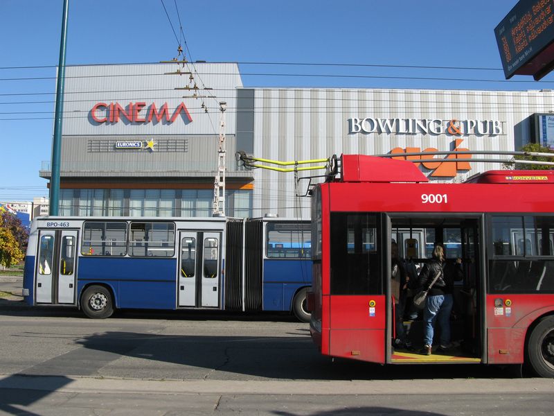Nové trolejbusy umí díky přídavným bateriím ujet až 4 km i bez trolejí. Toho se využilo například při této trolejové výluce na konečné linek 80, 81 a 82 Örs vezér tere.