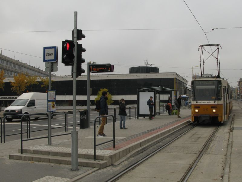 Tramvajová zastávka před hlavovým nádražím Deli v kopcovité části Buda. I zde došlo k rekonstrukci nástupního ostrůvku a jeho zvýšení pro pohodlnější nástup do tramvají.