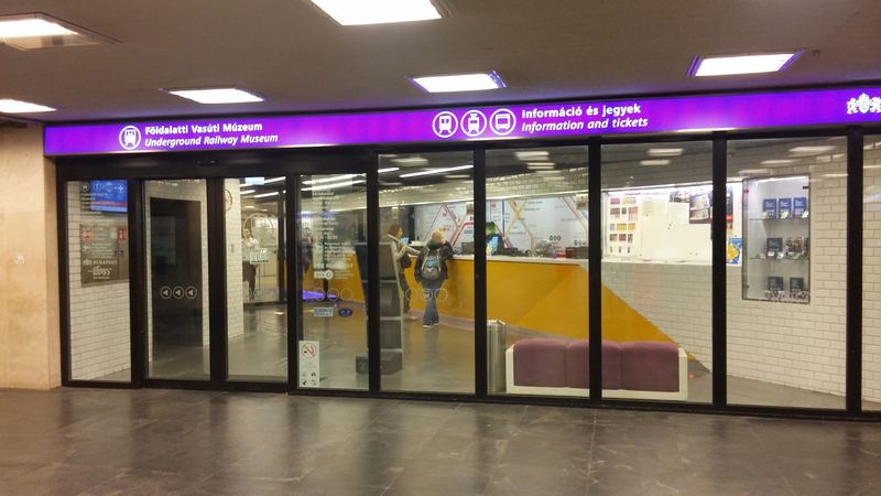 Další vzornì rekonstruované dopravní infocentrum BKK se nachází v superpøestupní stanici Deák Ferenc tér, kde je zároveò malé muzeum pùvodního budapeš�ského metra.
