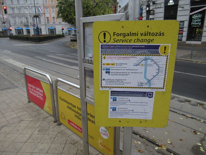 Na osiøelých tramvajových zastávkách linek 4 a 6 nechybìly dùkladné dvojjazyèné informace o výluce a náhradní autobusové dopravì. Vývìsky s výlukovými schématy jsou jednoduché, ale výrazné.
