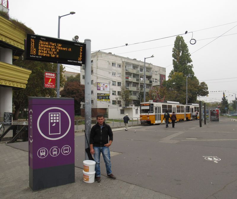 Koneèná zastávka Lehel tér tramvajové linky 14, kde nechybí ani výrazný jízdenkový automat a informaèní panel spoleèný pro tramvaje, trolejbusy i autobusy. V této stanici budou nìjakou dobu kvùli rekonstrukci konèit všechny vlaky metra M3. Posílená linka 14 bude tvoøit alternativu k náhradní autobusové dopravì.