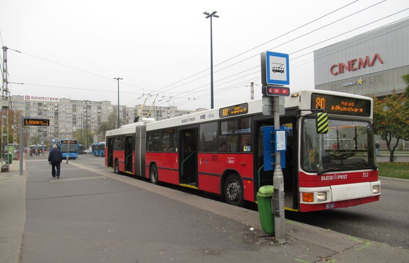 Své místo má v Budapešti stále také desítka tìchto pùvodnì eberswaldských trolejbusù Gräf-Stift z let 1993-4, zde na koneèné Örs vezér tere.