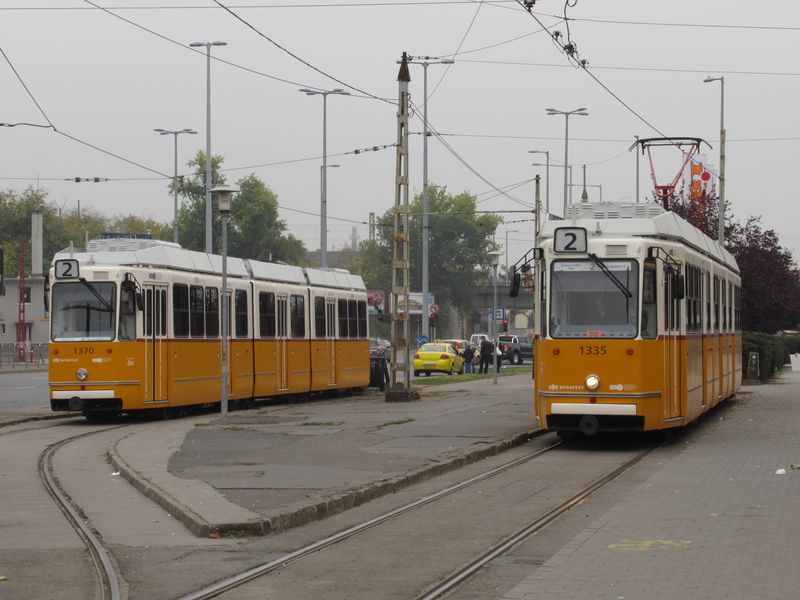 Renovací procházejí také tyto kloubové tramvaje místní výroby, používané jak na spíše turistické pobøežní lince 2, tak i na linkách na pravém bøehu Dunaje.