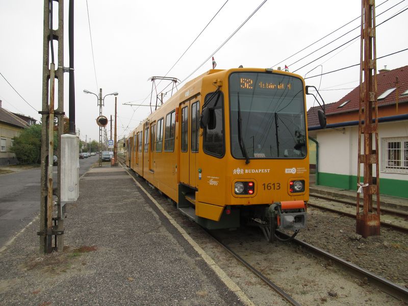 Koneèná zastávka linky 52 „Pacsirtatelep“ i s výhybnou na jednosmìrné trati projíždìjící pravoúhlou sítí ulic s nízkou zástavbou.