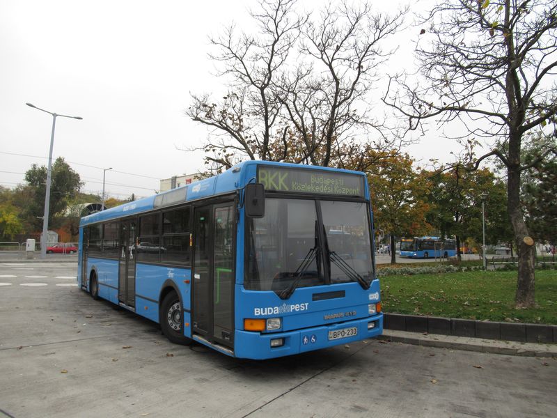 Záložní vozidlo aneb jeden z posledních nízkopodlažních Ikarusù 412 nesoucí název organizátora budapeš�ské dopravy v pøestupním uzlu Határ út.