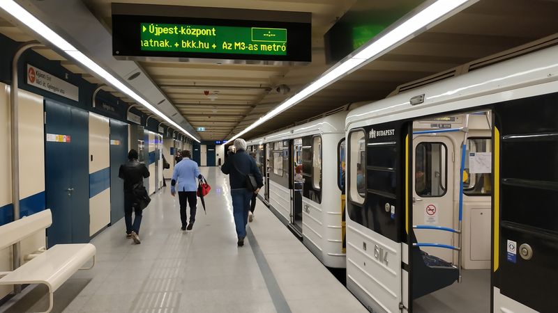 Jedna z šesti již rekonstruovaných stanic metra M3 – Gyöngyösi utca. Nechybí ani moderní informaèní systém o pøíjezdu následující soupravy.