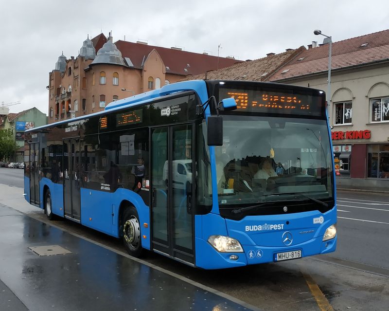 Jeden z 80 autobusù Mercedes-Benz Citaro z roku 2013 druhého nejvìtšího dopravce v rámci BKK – VT Arriva. Tento dopravce provozuje pøes 400 autobusù Mercedes-Benz, MAN a Volvo, které poøídil v letech 2013-2017 pro linky MHD.