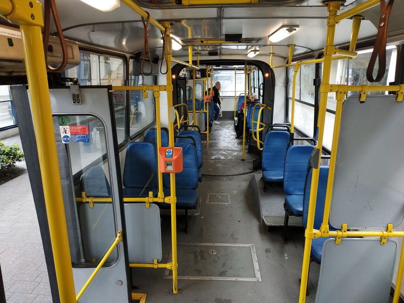 Interiér jednoho z posledních provozních Ikarusù 280 na linkách BKV. Naprostá vìtšina autobusù MHD už je nízkopodlažních.