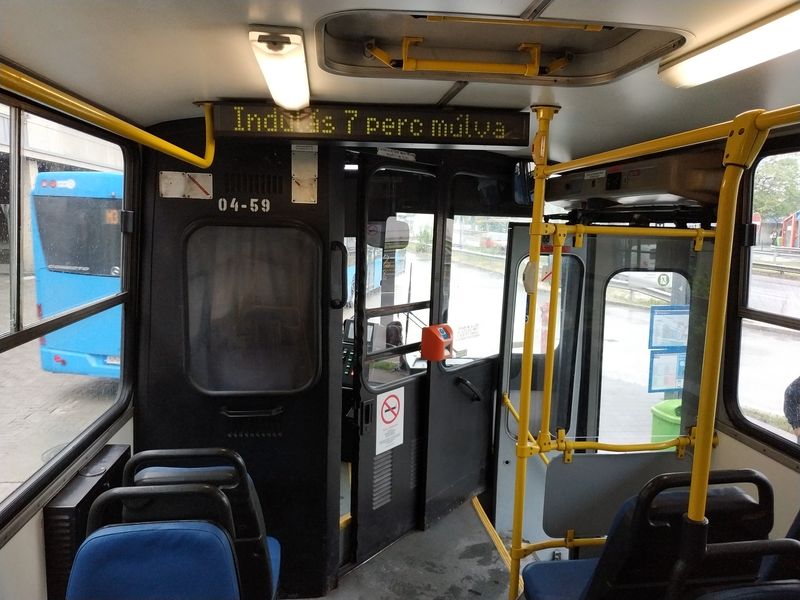 Klasická kabina øidièe autobusu Ikarus 280 s klasickým vnitøním informaèním displejem. V Budapešti se na koneèných èeká s otevøenými dveømi a s pøístupným autobusem cestujícím bìhem pøestávky, proto je užiteèná informace, za jak dlouho autobus odjíždí.